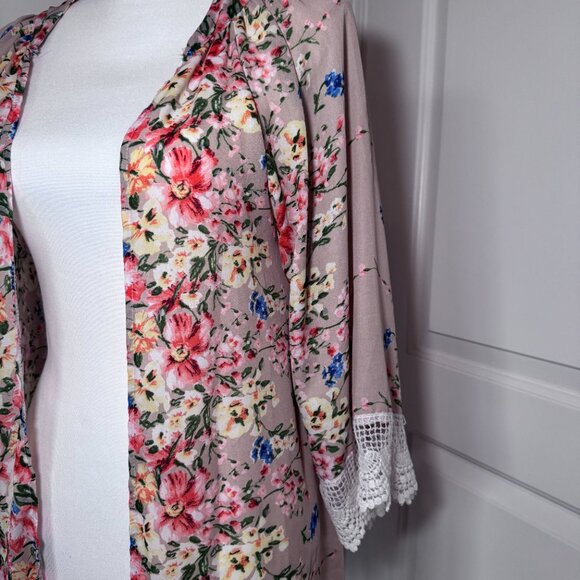Kimono Style Floral Top with Lace, Size Small - Picture 4 of 9
